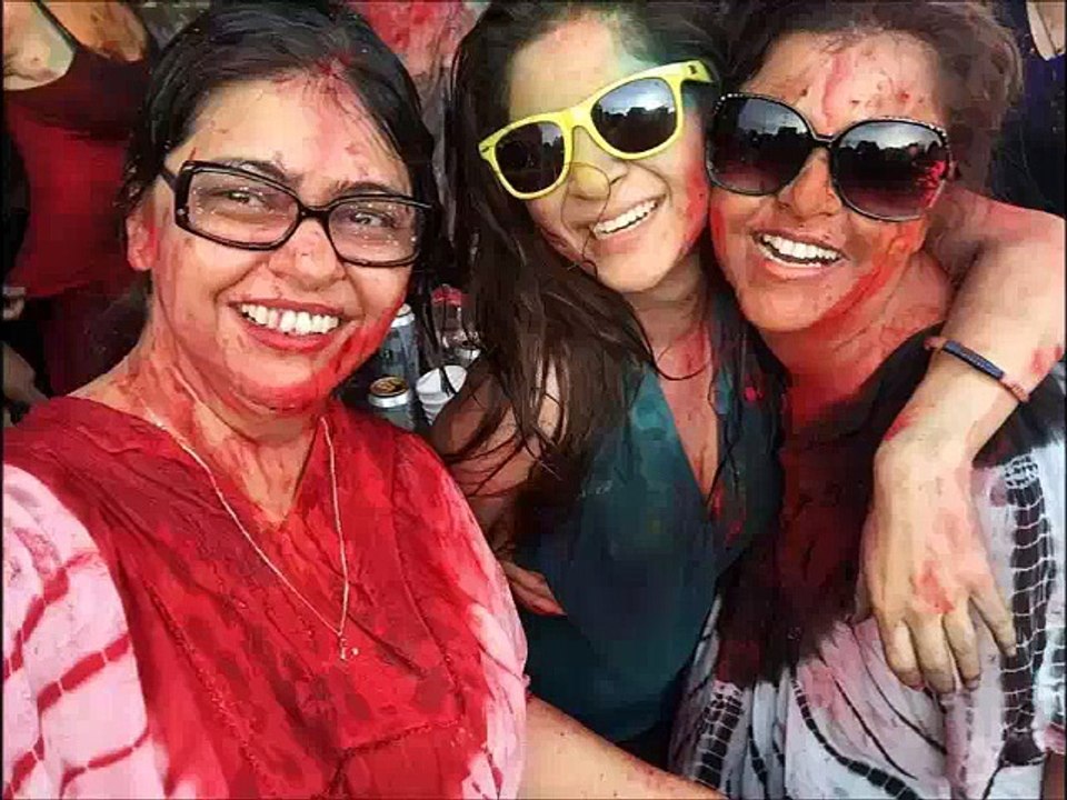 Ayesha Omar And Other Pakistani Celebrities Playing Holi On Karachi Beach