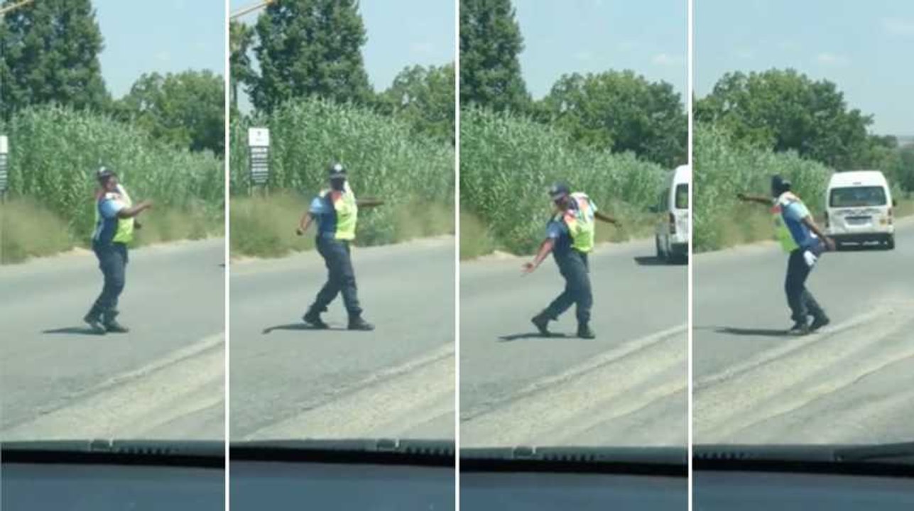 À votre avis, sur quelle musique danse cette policière sud-africain en plein travail ?