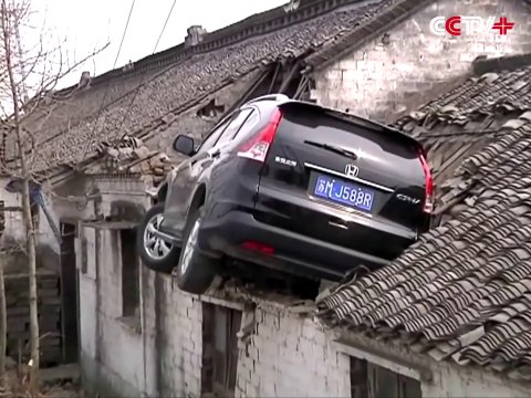 Il confond le frein et l'accélérateur... et emboutit sa voiture contre le toit d'une maison