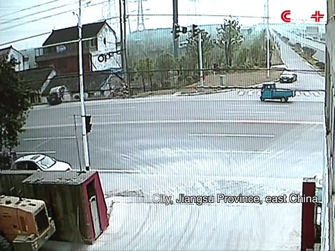 Un automobiliste termine sur le toit d’une maison