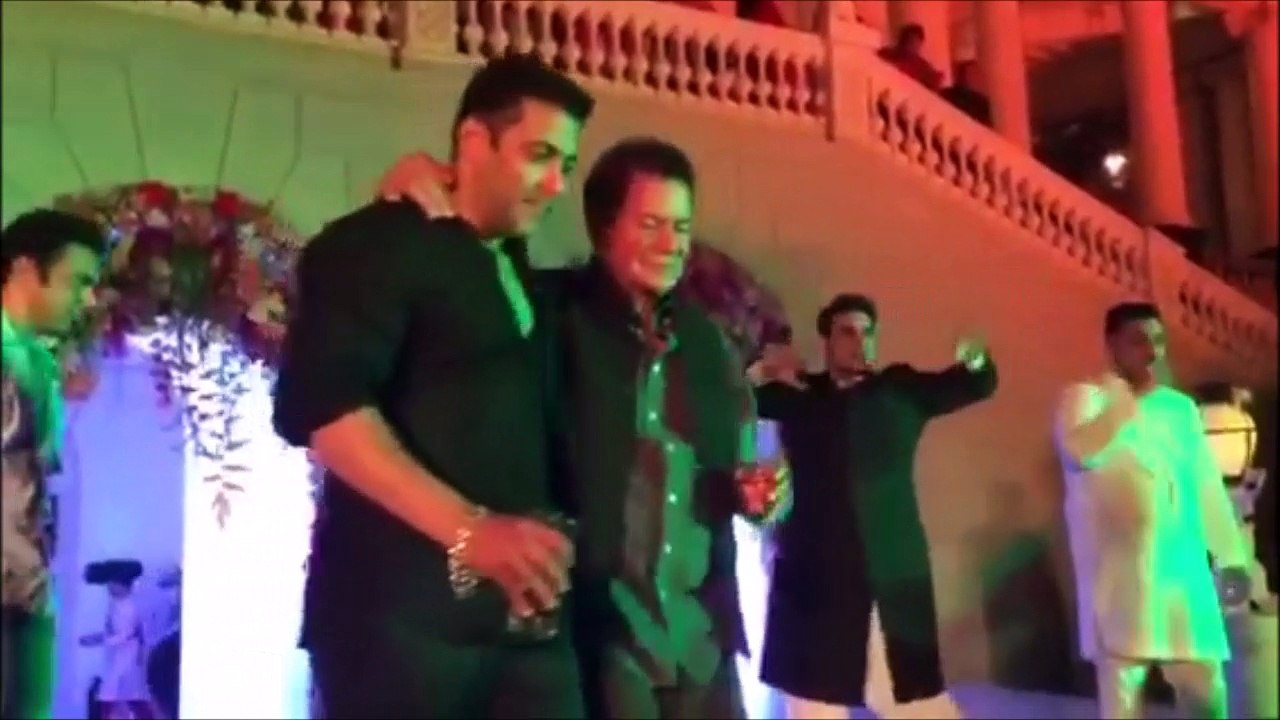 Aamir Khan& Varun Dhavan& Mika Singh Singing At Salman Khans Sisters arpita Wedding