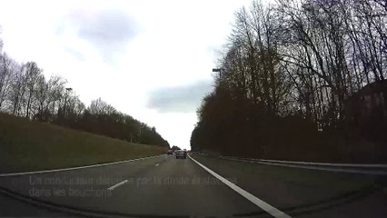 Un conducteur dépasse par la droite et slalome dans les bouchons