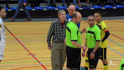 Le concierge d'une salle de sport fait annuler un match de futsal parce qu'il a pris la balle dans la tête