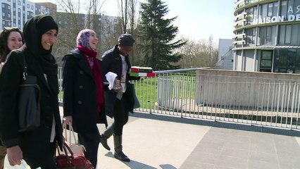 Justiça europeia valida proibição do uso do véu em empresas