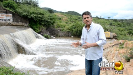 População faz festa com sangrador de barragem na região de Cajazeiras