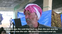 After fleeing homes, Iraqis near Mosul wait for tents