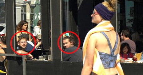 Üst Kısmını İç Çamaşırı Şeklinde Boyayan Mankene Bakan Bir Daha Baktı