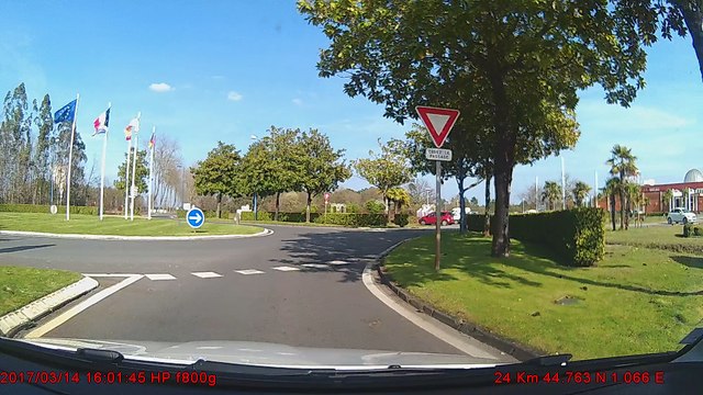 s'arrête en plein rond point à andernos les bains et sans warning