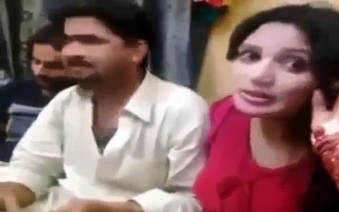 لڑکیوں کی شرم ناک حرکت