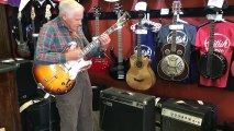 Senhor de 80 anos entra numa loja de música e mostra que quem sabe não esquece!