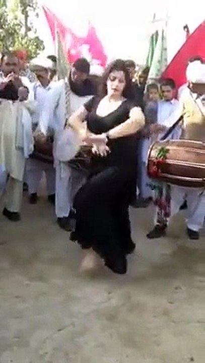 Pathan girl amazing dance on pashto song - tapay tang takor desi girl mujra