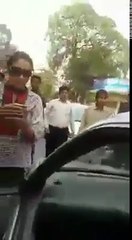 یہ ایک خاتون اینکر ہے جو ٹی وی پر بیٹھ کر عوام کو اچھائی کے بھاشن دیتی ہے،