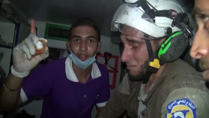 Un secouriste fond en larmes en sauvant un bébé de 1 mois dans les décombres