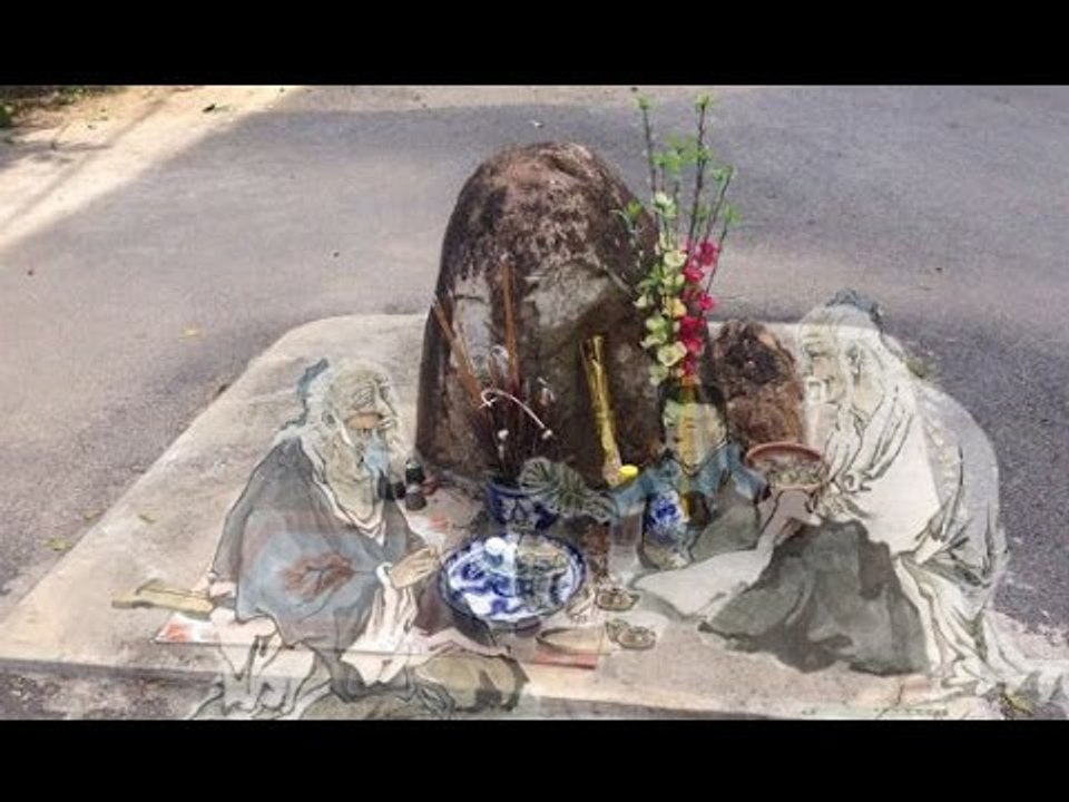 Bí ẩn 'Hòn Đá Thần' bỗng dưng mọc giữa đường - Cả làng đổ xô cúng bái