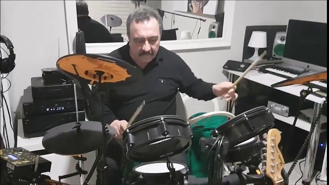 Ümit Besen...  BATERİ ÇALIYOR...