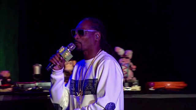 Snoop Dogg shoots a Donald Trump clown in new music video