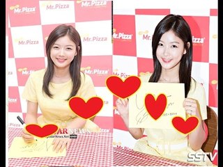 Kim Yoo Jung 김유정 At Fansign Event Mr Pizza celebrates 1th anniversary of its founding