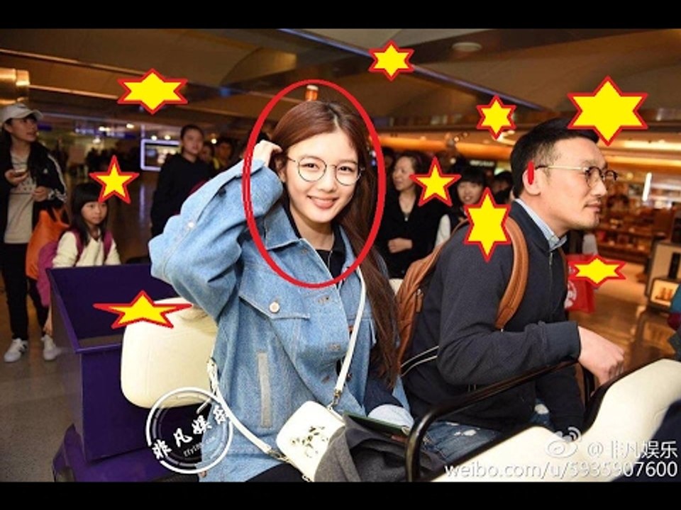 Kim Yoo Jung 김유정 at Taiwan Airport | Sweet moment.