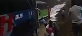 Perú: La intensas lluvias hizo que un bus se vea atrapado causando pánico en sus pasajeros