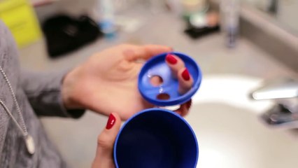 Pendant 10 Minutes, Elle Coince Sa Brosse Sur La Toilette. Il Suffisait d'y Penser, Et Pourtant C'est Évident!