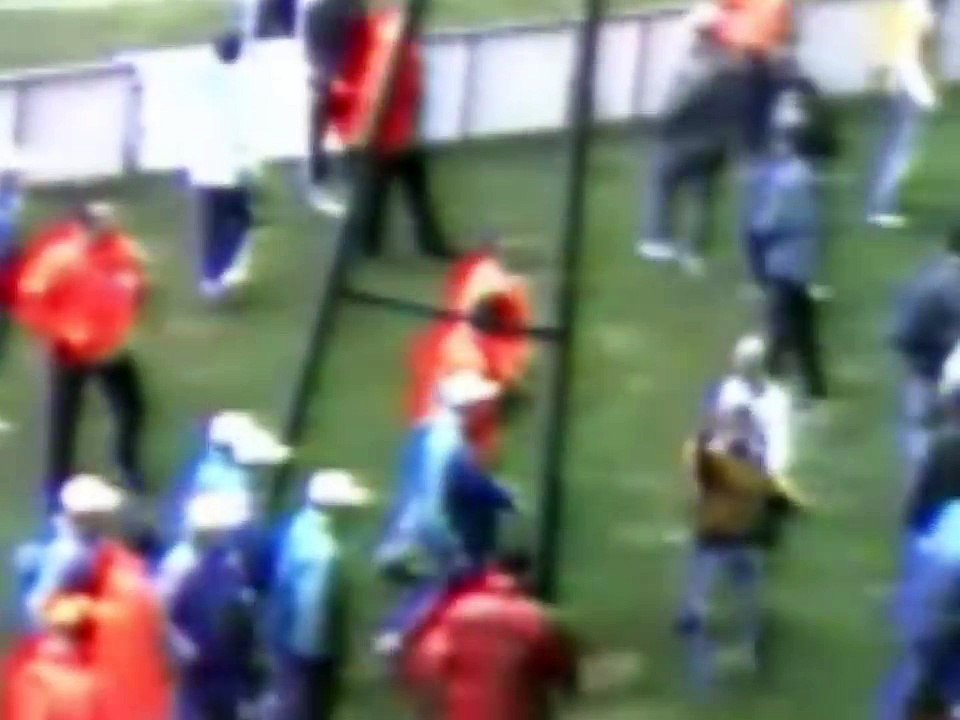 Paris SG - Marseille 1999 Auteuil hooligans vs Marseille fans on the pitch