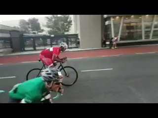 Des cyclistes tentent de finir un marathon malgré des rafales de vent !