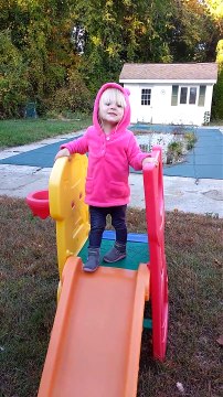 Une petite fille chute en tentant de descendre un toboggan sur les pieds !