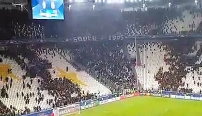 Adeptos da Juventus aplaudem os nossos adeptos