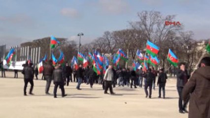 Fransa'da Yaşayan Azerbaycanlılar Ermenistan'ı Protesto Etti
