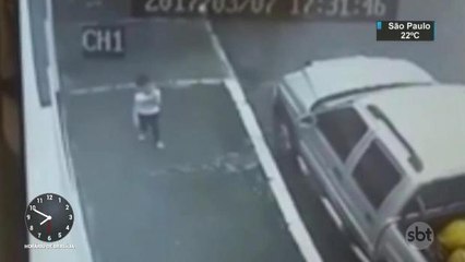 Mãe processa escola que deixou criança de 3 anos fugir