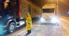 Çorum-Samsun Karayolu Kar Yağışı Nedeniyle Trafiğe Kapandı