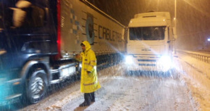 Çorum-Samsun Karayolu Kar Yağışı Nedeniyle Trafiğe Kapandı