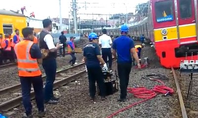 Tải video: Kereta Anjlok di Antara Stasiun Jatinegara-Manggarai