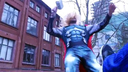 Spiderman vs los Vengadores, Thor el Martillo y El Enigma en la Vida Real! Divertida Película De Superhéroes!