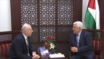 عباس يؤكد للمبعوث الأميركي الالتزام بحل الدولتين