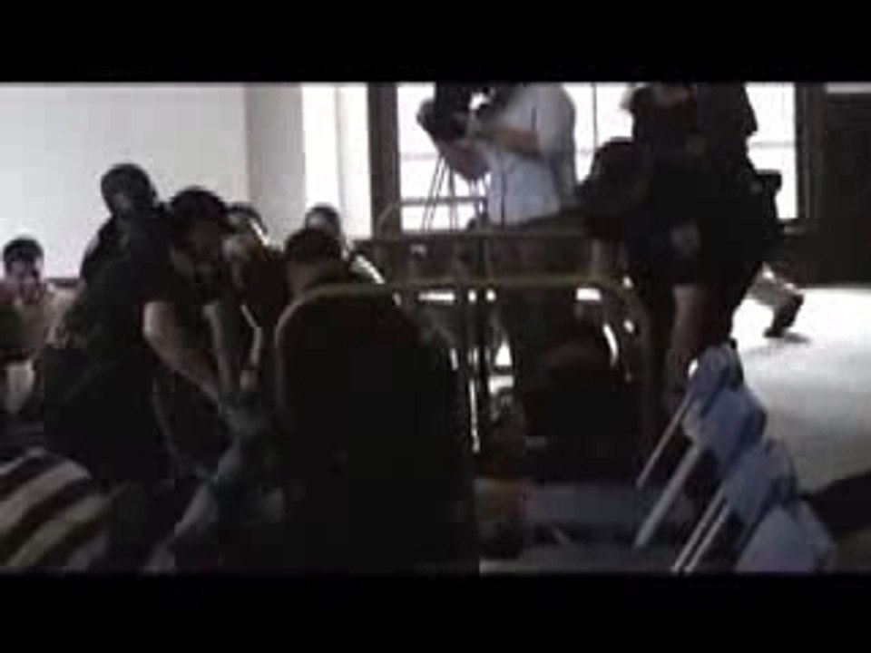Etudiant maitrisé au Taser - John Kerry