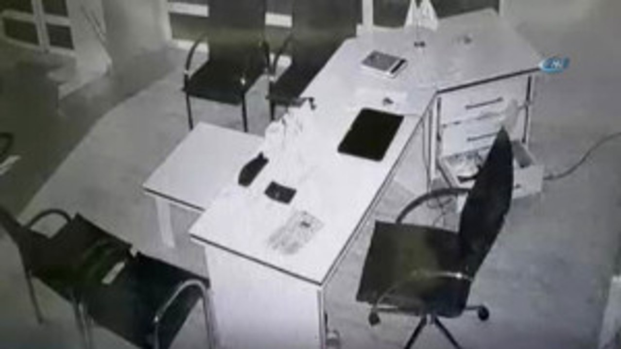 İş Yerine Giren Hırsız Kamerada... Dizüstü Bilgisayar ve Sadaka Kutusunu Çaldı
