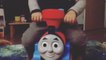 Un enfant fait un Face Swap avec le train Thomas.