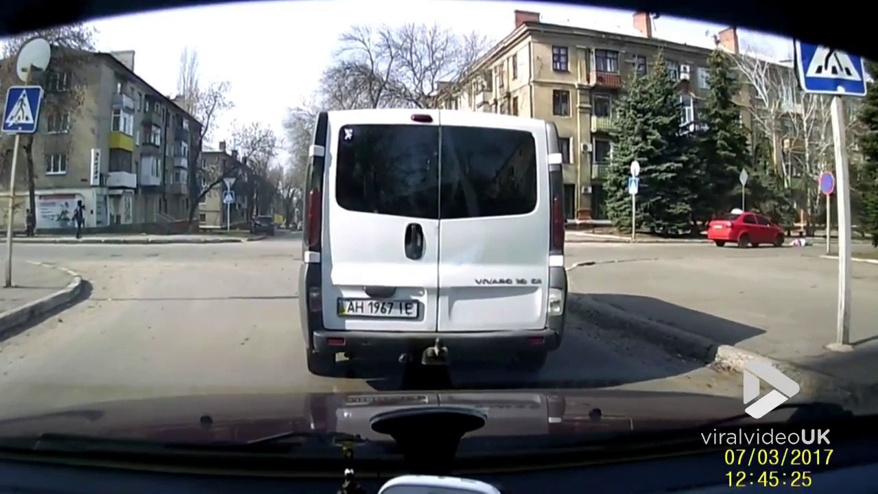 Elle traverse sans regarder et se fait rouler dessus