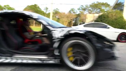 Sa Ferrari 458 est à moitié détruite mais il continu à faire du drift avec...