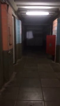 Une porte de placard hantée claque toute seule... Terrifiant