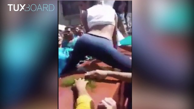 Des jeunes femmes twerkent au dessus d'un cercueil lors d'un enterrement