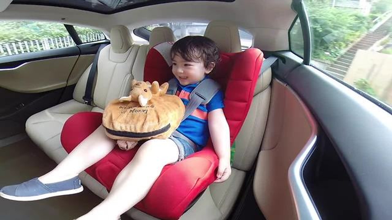 Kid thrilled by Tesla's impressive acceleration