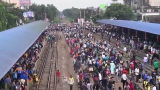 屋根に人集り、世界最悪の鉄道