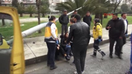 Dolmuş Elektrik Direğine Çarptı : 3 Yaralı