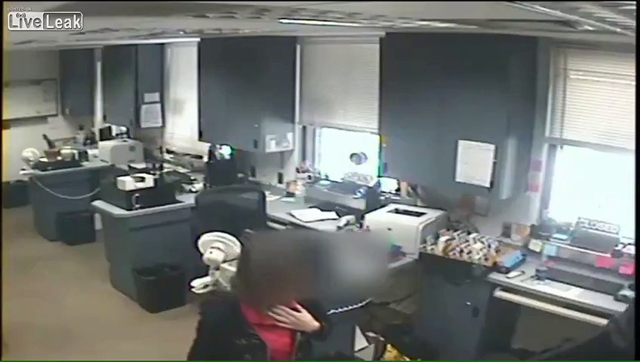 Une policière réalise une manoeuvre d'Heimlich sur une femme qui s'étranglait