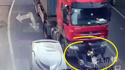 ¡Le pasa un camión por encima y sale ileso!