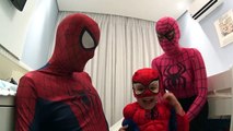 Homem Aranha em seu quarto brincando na cama nova - Spiderman in his bedroom -  彼の寝室のスパイダーマン