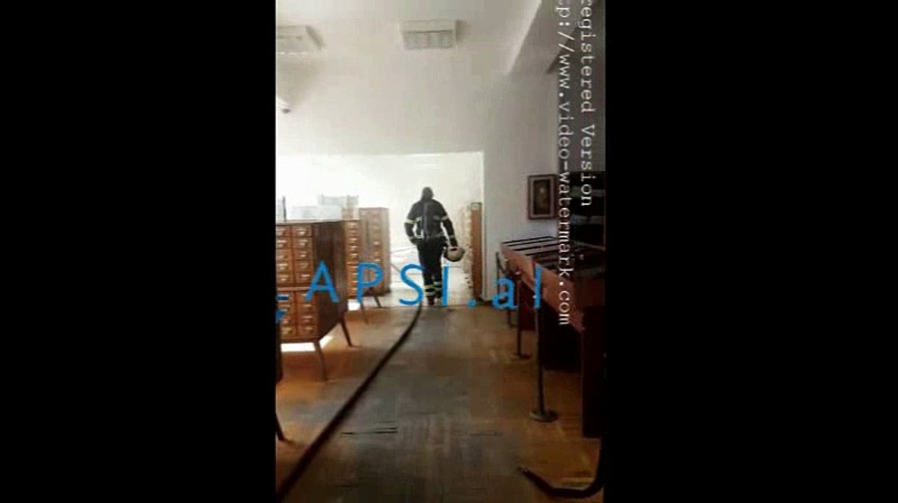 Biblioteka në flakë