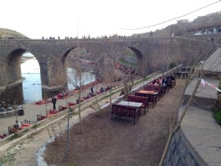 Tarihi Köprünün İki Gözünü Doldurup Kafe Bahçesi Yaptılar